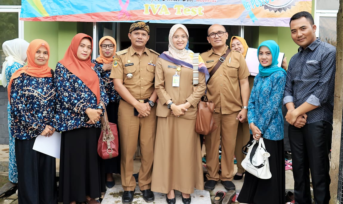 Tim Penggerak PKK Desa Panundaan melaksanakan Inpeksi Visual Asam Asesat (IVA) Test dan Kanker Payud
