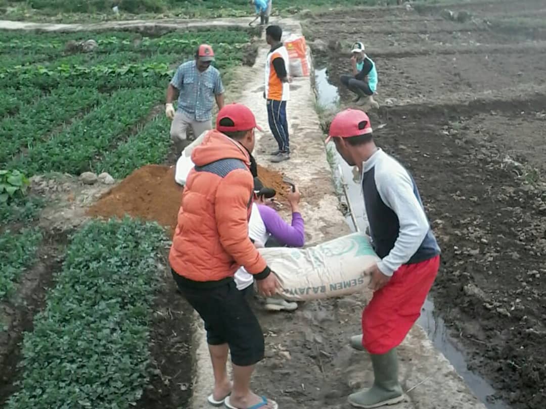 Kerja Bakti perbaikan jalan Kp. Balemoyan Rw. 18 Desa Panundaan